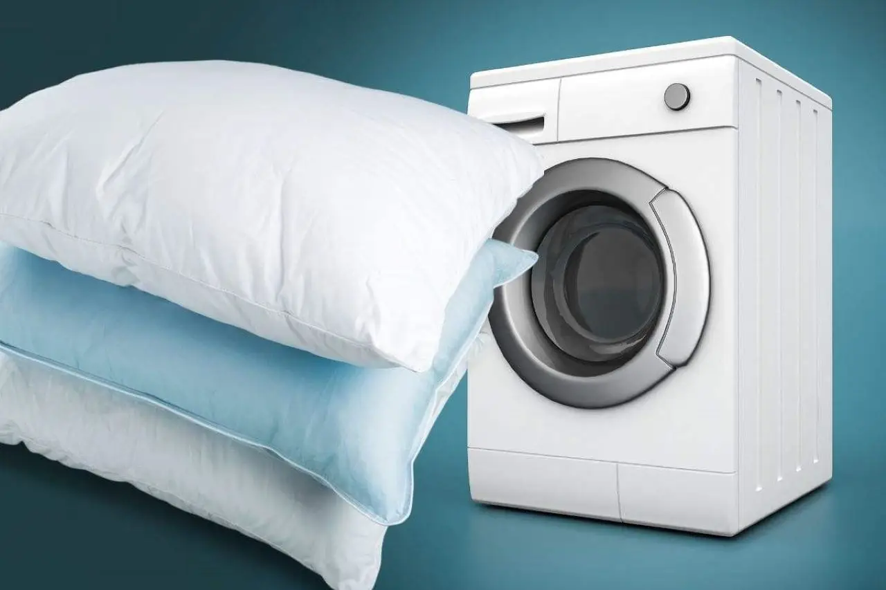 Come si fa a lavare i cuscini in piuma o sintetici in lavatrice? Le istruzioni per non rovinarli