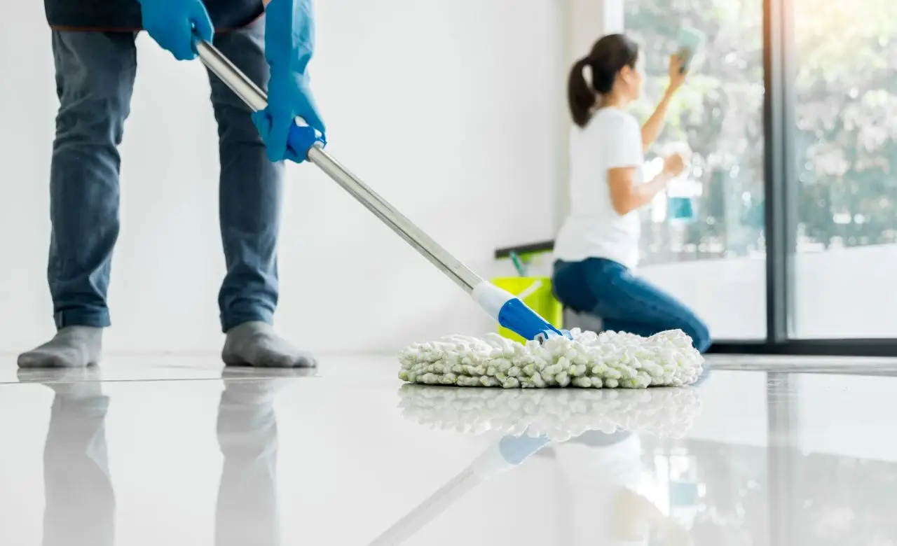 Fare le pulizie domestiche fa dimagrire? Ecco quante calorie bruci davvero