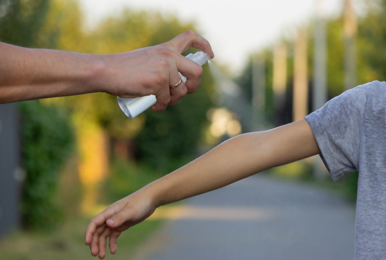 Hai sempre sbagliato ad applicare il repellente: ecco il movimento corretto per proteggerti