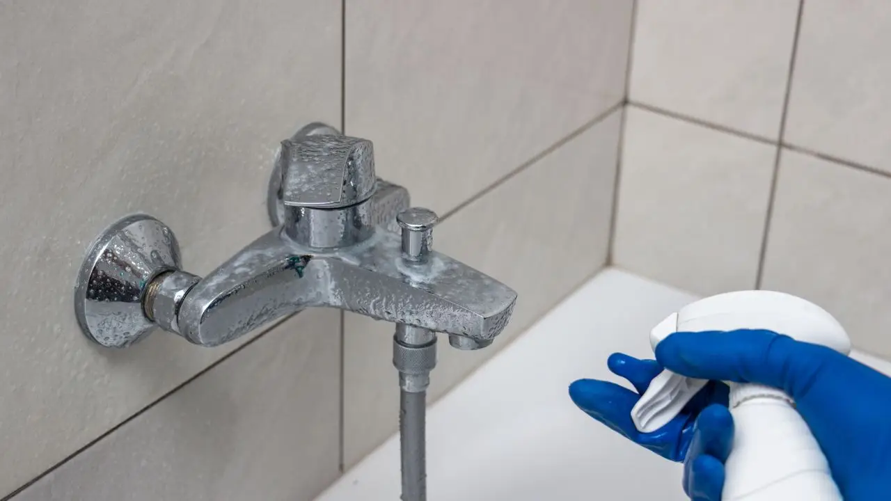 Sporco ostinato e calcare nel bagno? Ecco la ricetta naturale che pulisce e disinfetta meglio