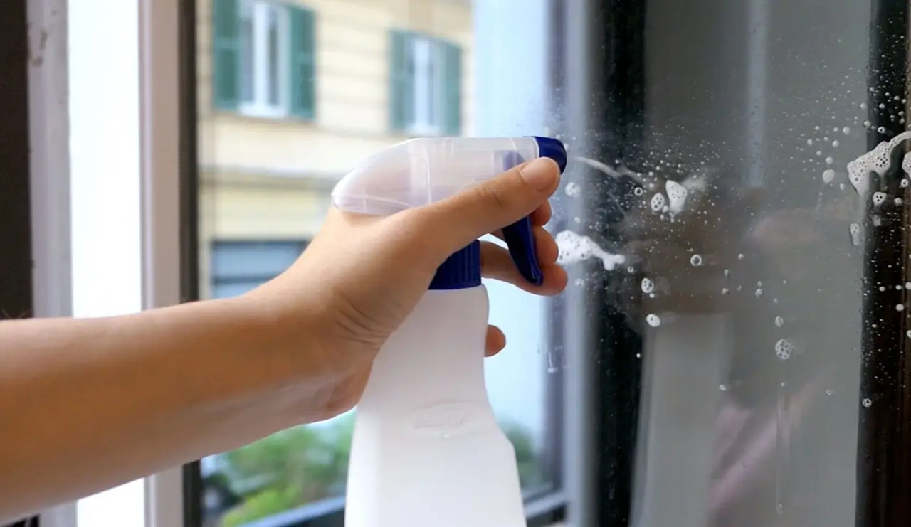 Il trucco geniale per pulire i vetri con il detersivo per piatti: ecco le dosi esatte
